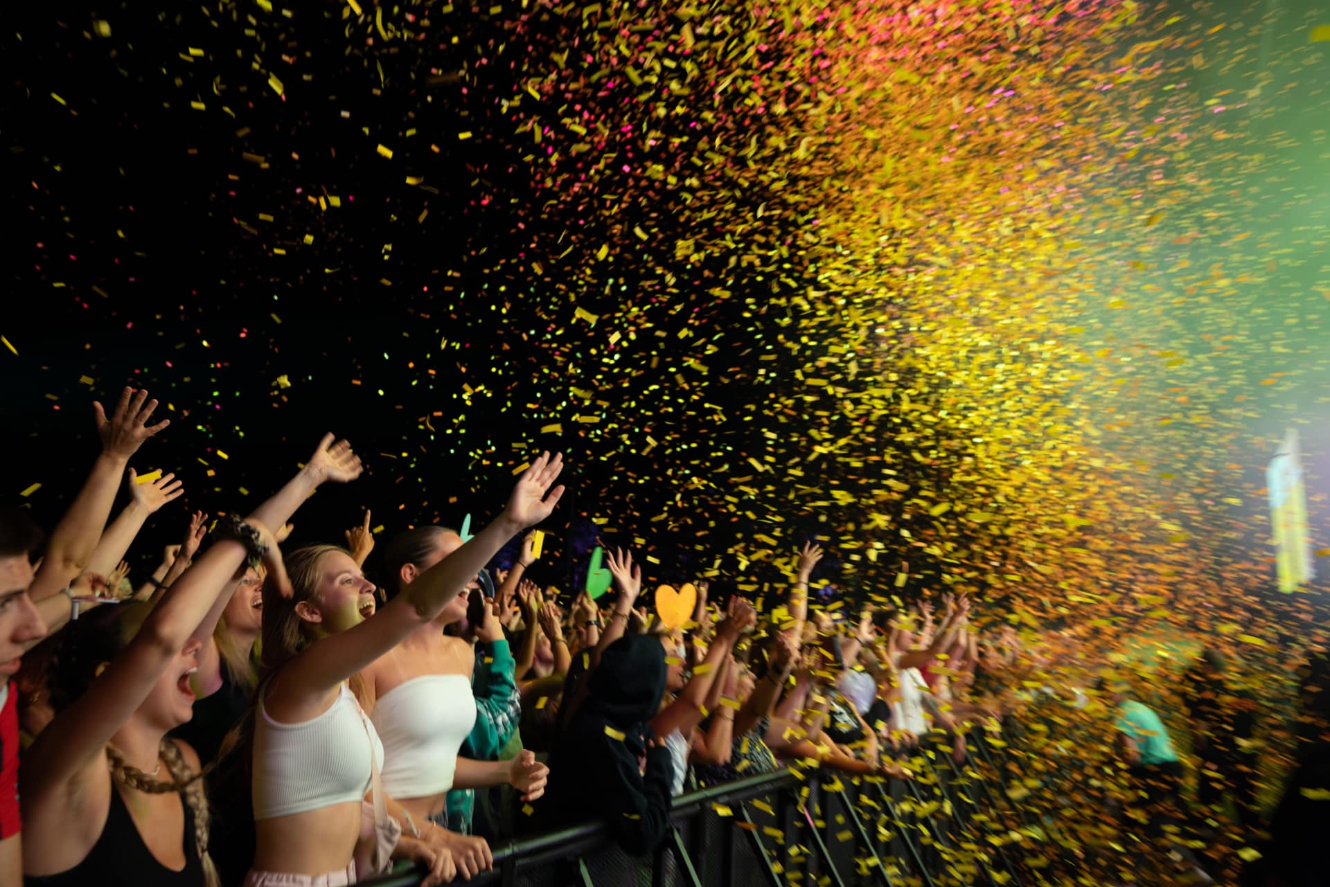 Jet de confetti au festival sion sous les étoiles